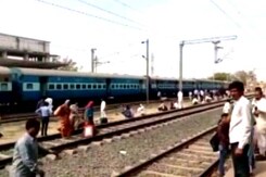 MP: भोपाल-उज्जैन पैसेंजर ट्रेन 59320 में धमाका, गृहमंत्री बोले- धमाके में गन पाउडर की गंध MP: भोपाल-उज्जैन पैसेंजर ट्रेन 59320 में धमाका, गृहमंत्री बोले- धमाके में गन पाउडर की गंध