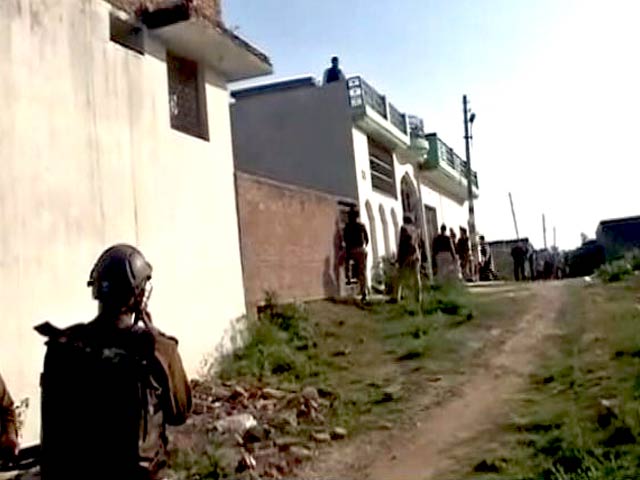 इंडिया 7 बजे : लखनऊ में घर में छिपे संदिग्ध आतंकी से पुलिस की मुठभेड़