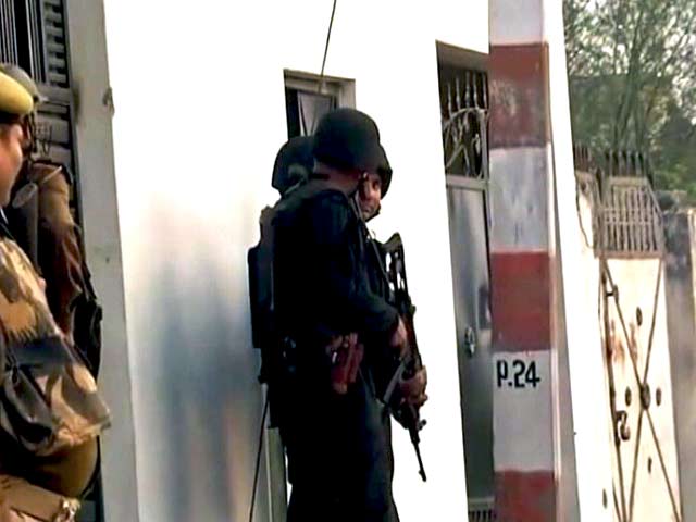 इंडिया 8 बजे : लखनऊ में संदिग्ध आतंकी को जिंदा पकड़ने की कोशिश