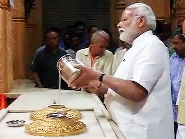 गुजरात दौरे के दूसरे दिन पीएम नरेंद्र मोदी ने सोमनाथ मंदिर में पूजा-अर्चना की