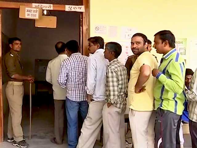 Videos : UP elections 2017: पीएम नरेंद्र मोदी के संसदीय क्षेत्र वाराणसी में वोट डालने के लिए उमड़ा हुजूम