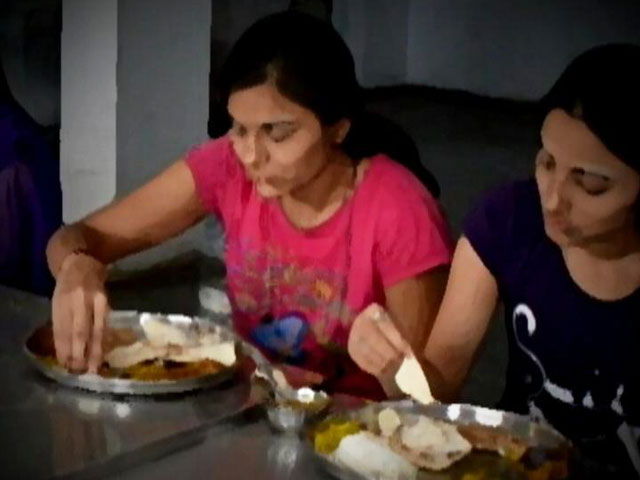 प्राइम टाइम इंट्रो : लड़कियों के लिए हॉस्टल टाइमिंग से लेकर पहनावे तक के नियम अलग क्यों?