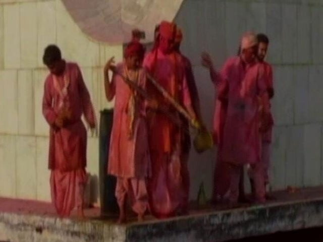 Videos : मथुरा में छाया रंगों के त्‍योहार होली का खुमार