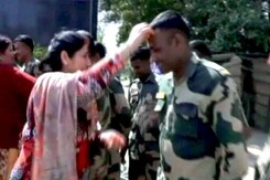 सीमा पर बीएसएफ़ जवानों ने भी होली पर जमकर की मस्ती सीमा पर बीएसएफ़ जवानों ने भी होली पर जमकर की मस्ती