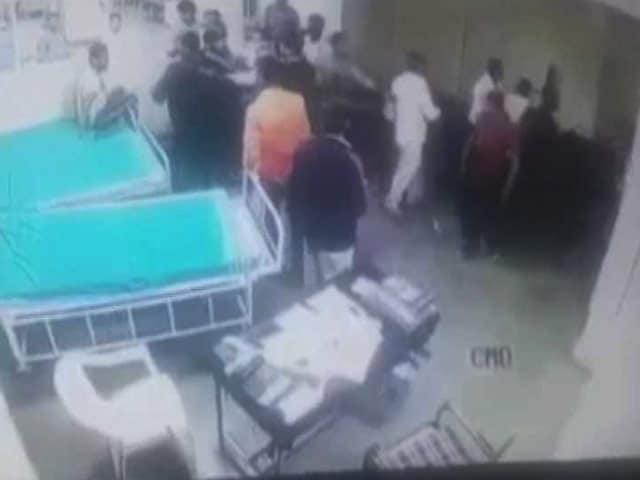 Videos : महाराष्ट्र के धुले में मरीज के परिजनों ने डॉक्टर से की मारपीट, सीसीटीवी में कैद हुई घटना