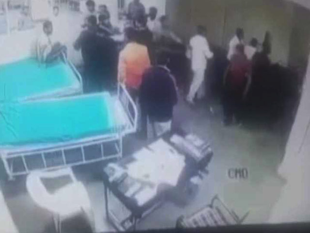 महाराष्ट्र के धुले में मरीज के परिजनों ने डॉक्टर से की मारपीट, सीसीटीवी में कैद हुई घटना