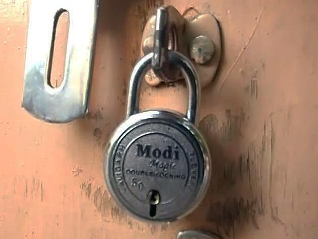 यूपी में हारे विधायकों के घर पर लगा 'मोदी मैजिक' ताला