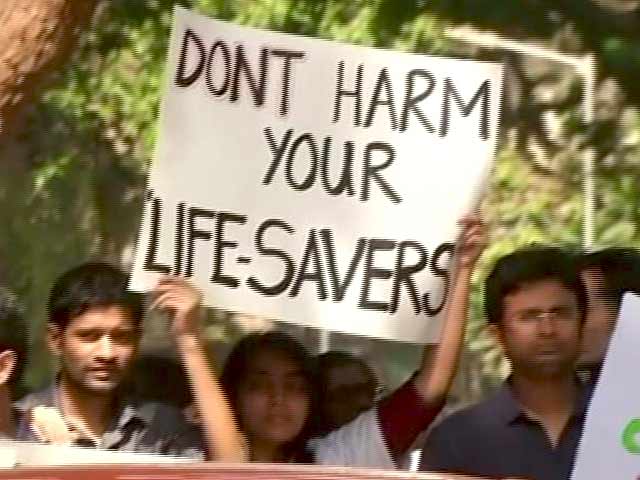 Videos : महाराष्ट्रः सरकारी अस्पतालों के 4000 से ज्यादा डॉक्टर छुट्टी पर गए