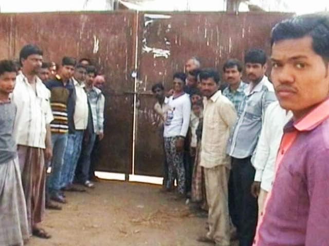 Videos : यूपी में दो बूचड़खानों पर ताला लगाया गया, लोगों में डर, सरकार ने दिया स्पष्टीकरण