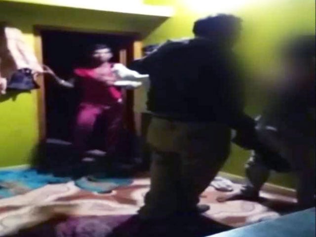 Videos : महाराष्‍ट्र : आदिवासी छात्र को कमरे में घुसकर पुलिसकर्मी ने बेरहमी से पीटा