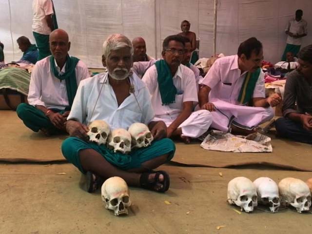 किसान कंकाल हो गए! मानव खोपड़ी लेकर जंतर मंतर पर प्रदर्शन करते किसान