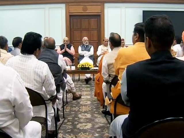 यूपी में जीत से खुश पीएम मोदी ने सांसदों को दी चाय पार्टी