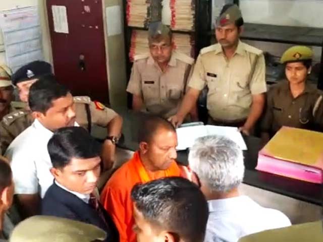 हजरतगंज पुलिस स्टेशन पहुंचे योगी आदित्यनाथ