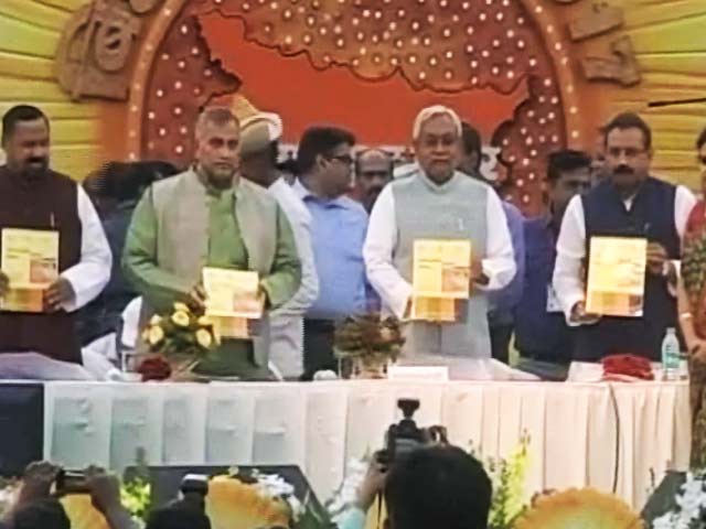 बिहार दिवस का बायकॉट! न तेजस्वी आए और न तेज प्रताप