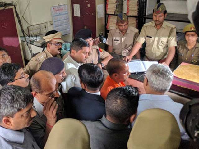 इंडिया 8 बजे : क़ानून-व्यवस्था दुरुस्त करने में जुटे योगी, कोतवाली का किया मुआयना