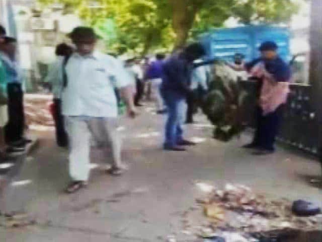 Videos : ठाणे महानगरपालिका मुख्यालय में व्यापारियों का हंगामा