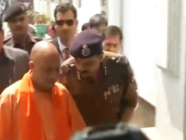 इंडिया 8 बजे : गैंगरेप-एसिड हमले की शिकार महिला से मिले योगी, दो आरोपी गिरफ्तार