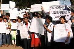 प्राइम टाइम इंट्रो : मरीज़ के परिजन क्यों आपा खो रहे हैं? प्राइम टाइम इंट्रो : मरीज़ के परिजन क्यों आपा खो रहे हैं?