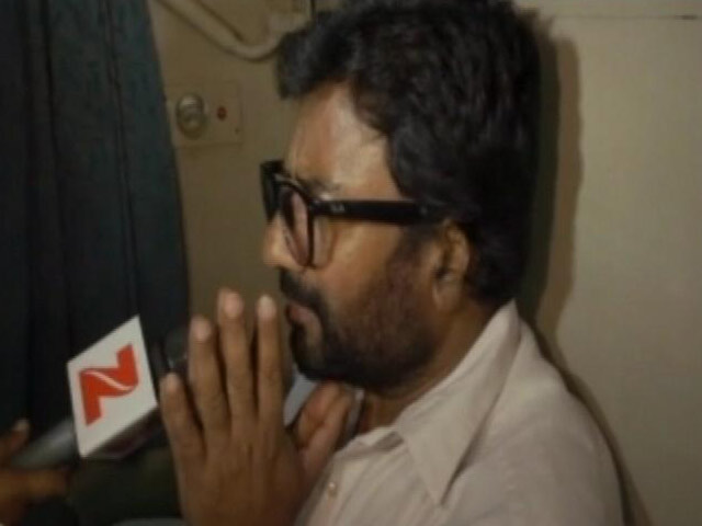 विमान में बैन के बाद शिवसेना सांसद रवींद्र गायकवाड़ का ट्रेन से सफ़र