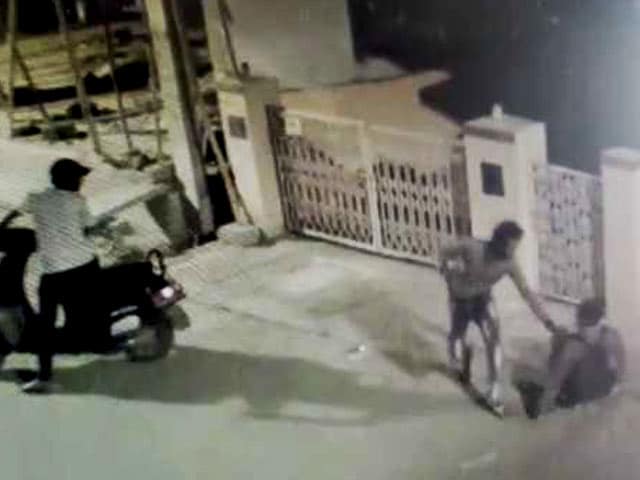 Videos : बेंगलुरू में बाइकर्स गैंग का आतंक, चाकू के बल पर युवक को लूटा, घटना CCTV में कैद