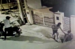 बेंगलुरू में बाइकर्स गैंग का आतंक, चाकू के बल पर युवक को लूटा, घटना CCTV में कैद बेंगलुरू में बाइकर्स गैंग का आतंक, चाकू के बल पर युवक को लूटा, घटना CCTV में कैद