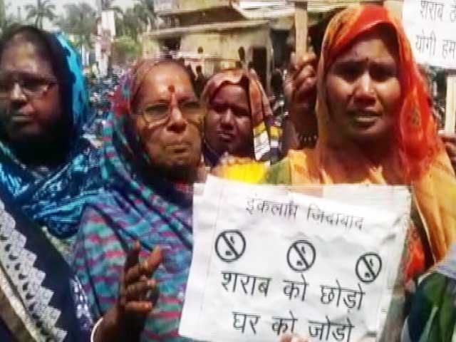 वाराणसी में शराबबंदी के लिए महिलाओं का हंगामा