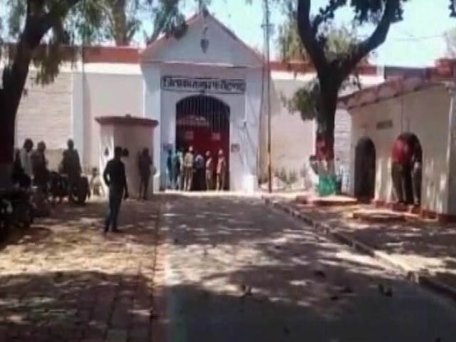 फर्रुखाबाद जेल में कैदियों ने काटा बवाल, जेलर घायल