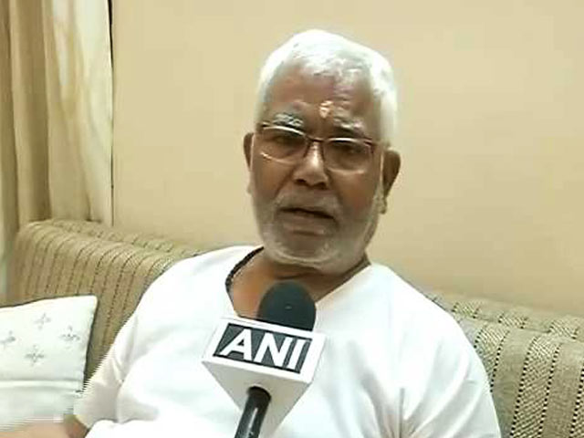 एयरपोर्ट कर्मचारियों पर रौब झाड़ते बीजेपी सांसद