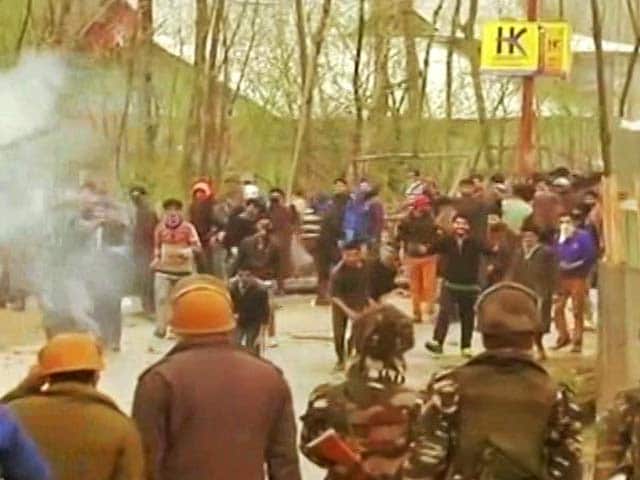 Video : Firing At Stone-Throwing Mob Near Budgam Encounter Site Kills 3 Civilians