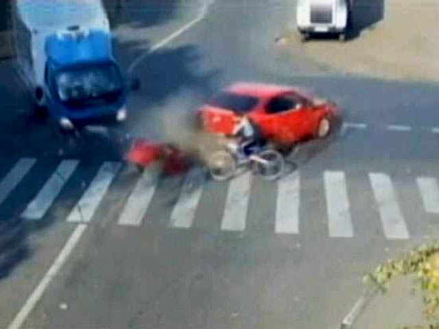 सड़क सुरक्षा के लिए छात्र आए आगे, किए कई कार्यक्रम