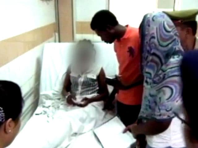 Videos : ग्रेटर नोएडा में अब केन्‍या की एक छात्रा को कैब से उतार कर पीटा