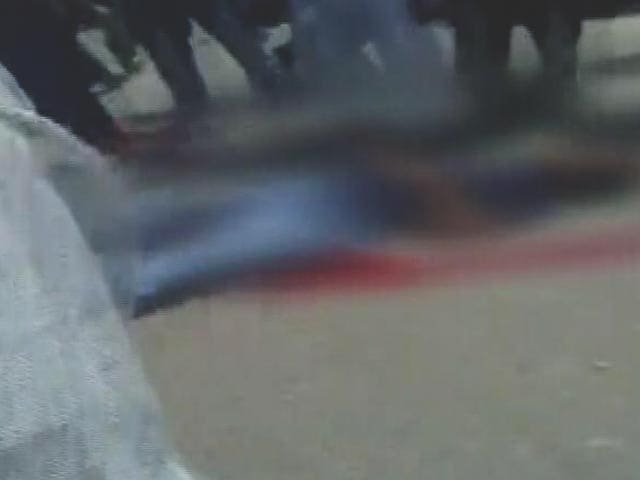 Videos : गाजियाबाद : सड़क पर तड़पता रहा युवक, लोग देखते रहे तमाशा