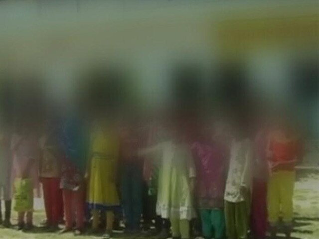 Video : मुजफ्फरनगर : स्कूल के हॉस्टल में छात्राओं को निर्वस्त्र कर घंटों बिठाए रखा, आरोपी वार्डन निलंबित