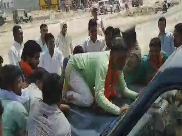 कोर्ट के बाहर बलात्कार के आरोपी की पिटाई