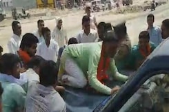 कोर्ट के बाहर बलात्कार के आरोपी की पिटाई कोर्ट के बाहर बलात्कार के आरोपी की पिटाई