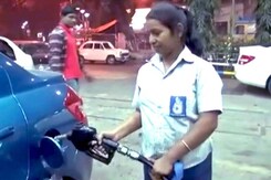पेट्रोल की कीमत में कटौती, डीजल के दाम भी घटे पेट्रोल की कीमत में कटौती, डीजल के दाम भी घटे