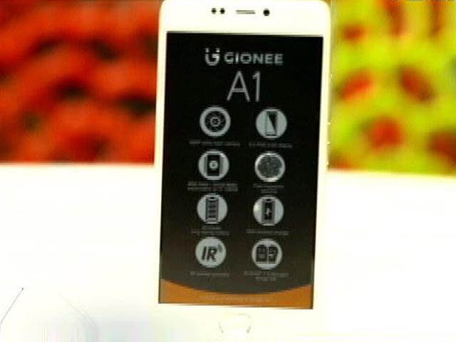 Enter the Land of Selfiestan