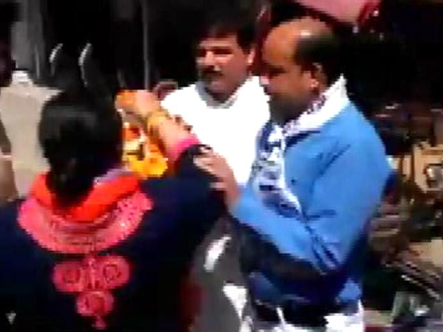 आम आदमी पार्टी के नेता संजय सिंह को महिला कार्यकर्ता ने मारा थप्पड़