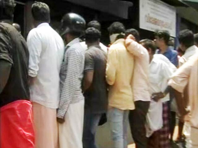 Videos : केरल: हाइवे किनारे शराब की दुकानों पर प्रतिबंध के बाद सरकारी ठेकों पर भारी भीड़