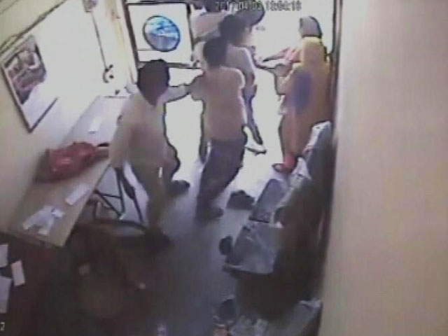 देखें वीडियो : हरियाणा में दो महिला कर्मचारियों ने बैंक लूटने आए बदमाशों के छुड़ाए छक्के