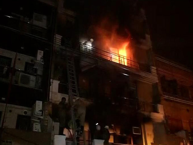 दिल्ली में बहुमंजिला इमारत में लगी आग, दो घायल