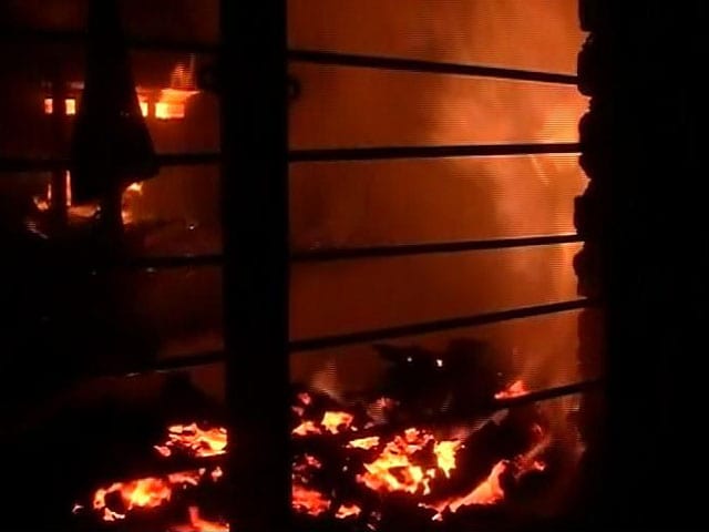 Videos : भोपाल के कबाड़ गोदाम में लगी आग, आसपास के कई घर जले