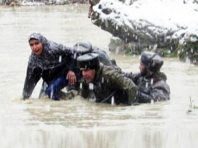 जम्मू-कश्मीर में भारी बारिश के बाद बाढ़ का खतरा