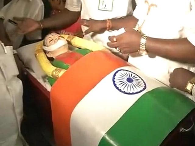 Video : Jayalalithaa's 'Coffin' Used As Campaign Prop By Loyalist Panneerselvam
