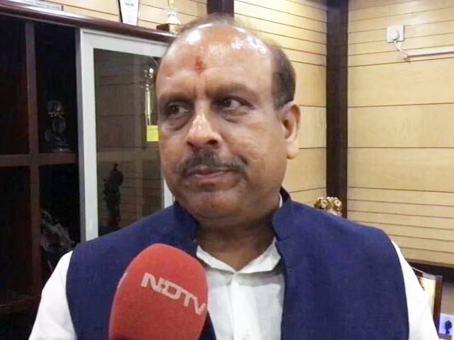 केजरीवाल की दावत को लेकर विवाद, 12000 की थाली खिलाने का आरोप