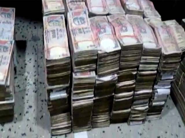 Videos : दिल्ली में करोड़ों रुपये के पुराने नोट बरामद, पकड़े गए लोगों में बिल्डर और जौहरी भी