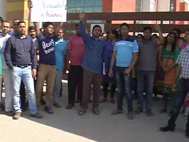 Video : 'Rs. 6000 For Stationery?': Parents Protest Private Schools Hiking Fees