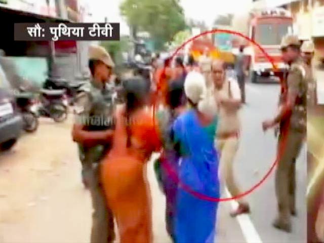 कैमरे में कैद : महिला को पुलिसवाले ने सरेआम मारा थप्पड़