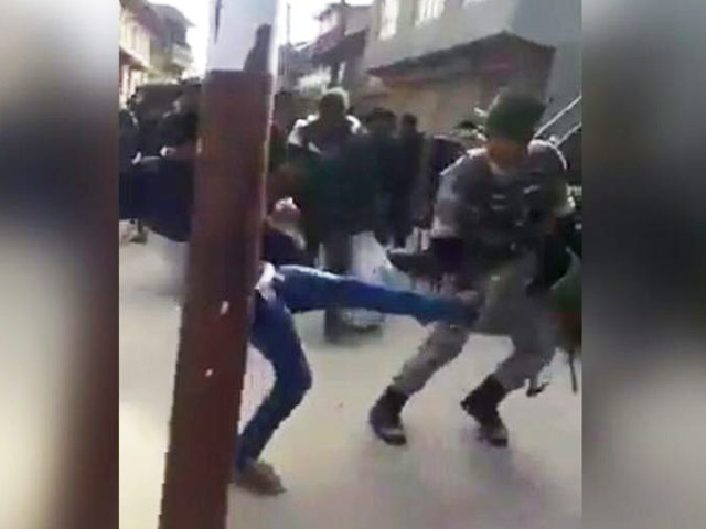 जम्मू-कश्मीर में पत्थरबाजों और उपद्रवियों का सामना इस संयम के साथ करते हैं जवान