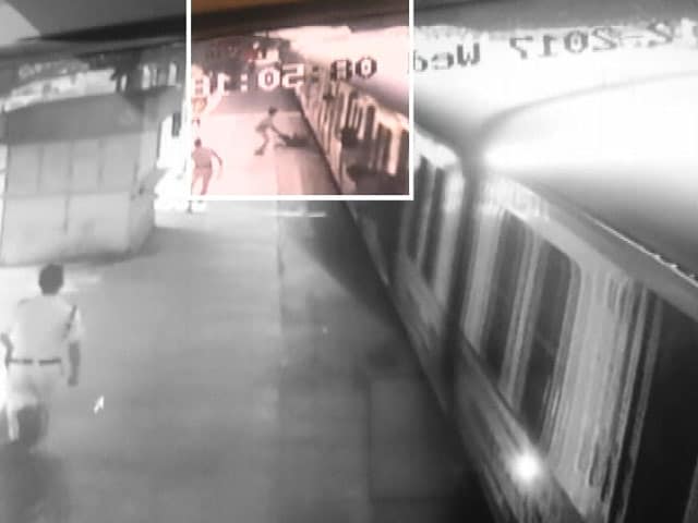Video : चलती ट्रेन पर चढ़ने की कोशिश में यात्री का पैर फिसला, RPF जवान की मुस्तैदी से बची जान